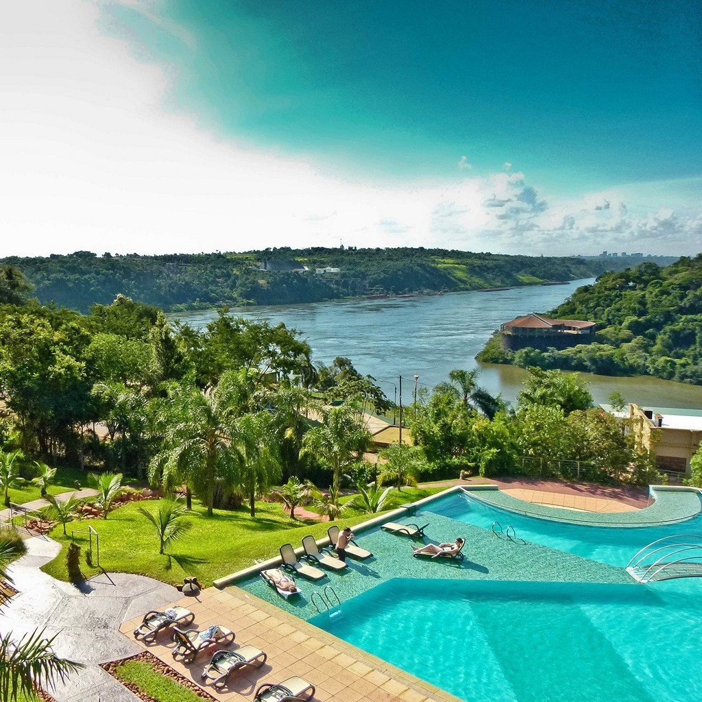Hermosa vista desde el balcón del hotel de Cataratas del Iguazú al río y su piscina