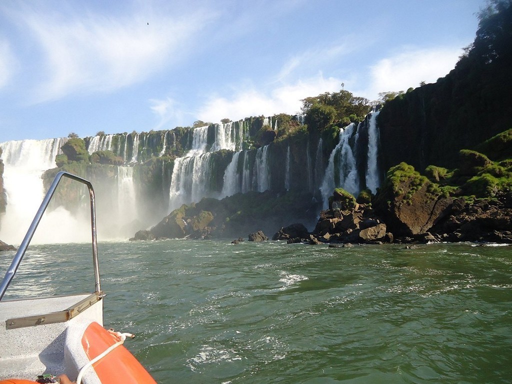 Vista panorámica desde el río debajo de las majestuosas Cataratas del Iguazú