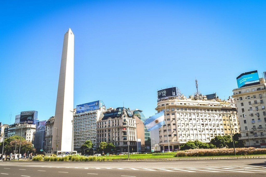 Street view of the obelisco, Buenos Aires, Argentina