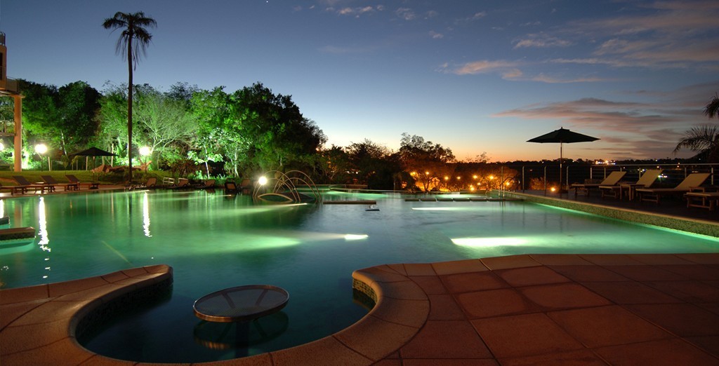 Chica disfrutando en la hermosa piscina del hotel 5 estrellas en Iguazú