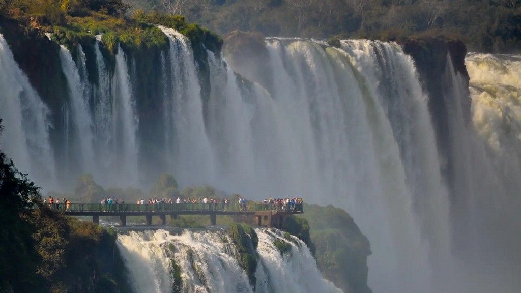 Impressive image of the Devil's Throat with tourists observing the majestic vastness of the waterfalls.