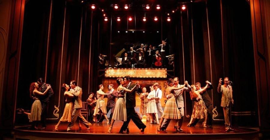 Parejas bailando tango en la Esquina Carlos Gardel, en un espectáculo auténtico de baile argentino.